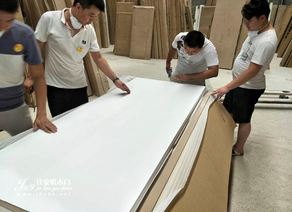 重庆佳豪悦木门巡查小组仔细检查